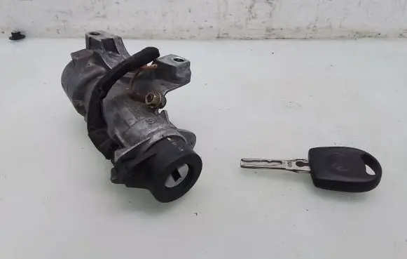 Volkswagen PASSAT B5 Ignition lock 4B0905851