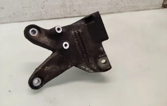Engine mounting bracket