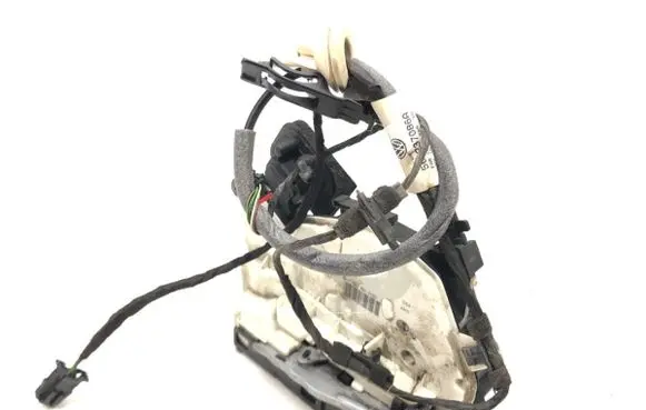 Volkswagen Golf VII Front door lock 5K1837016D