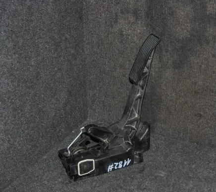 Mercedes-Benz B W245 Accelerator throttle pedal A1693000604