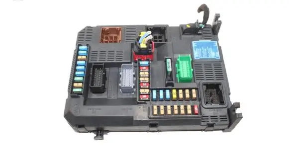 Peugeot 2008 I Fuse module 9819850080
