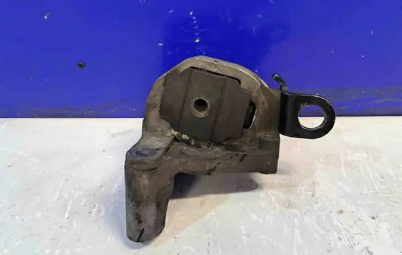 Engine mount bracket