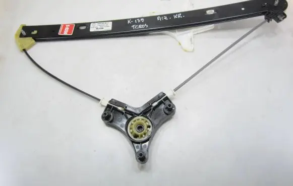 Rear window lifting mechanism without motor