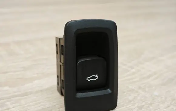 BMW 4 G22 G23 G24 G26 Tailgate/boot open switch button 9471611