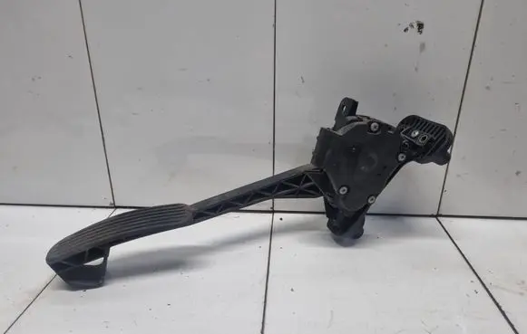 Accelerator throttle pedal