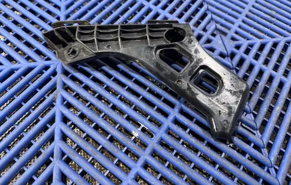 Lexus CT 200H Front bumper mounting bracket 5211576010