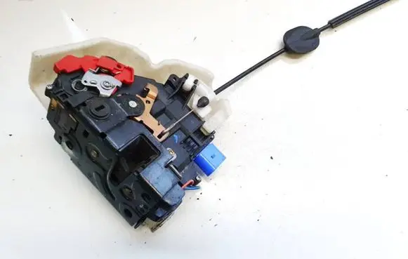Volkswagen Golf Plus Rear door lock 7l0839015