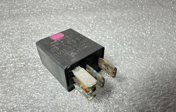 Audi A6 S6 C6 4F Other relay 8Z0951253