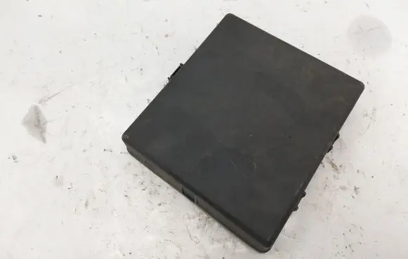 Suzuki Grand Vitara II Fuse box cover 8942YA1