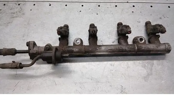 Fuel injector supply line/pipe