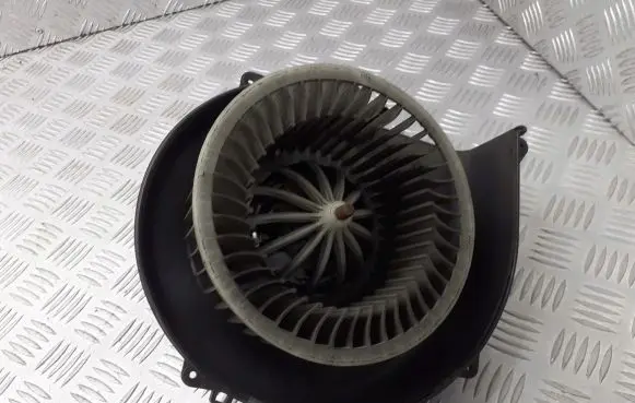 Volkswagen Polo IV 9N3 Front door blower motor 6Q1820015C