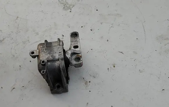 Volkswagen Golf V Engine mounting bracket 