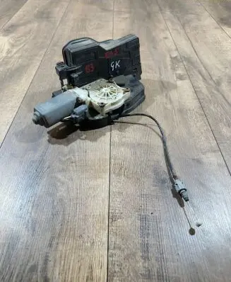 BMW 7 E65 E66 Rear door soft close latching motor 8240585