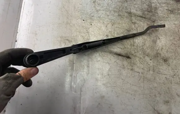 Mitsubishi Pajero Sport I Front wiper blade arm