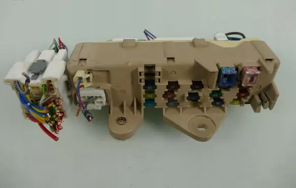 Mazda 626 Fuse module 91800819