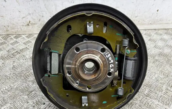 Rear wheel hub