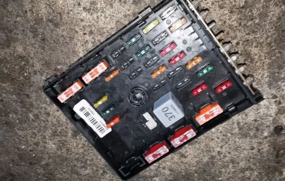 Volkswagen PASSAT B7 Fuse module 3C0937125