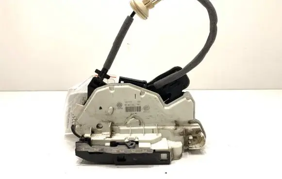 Volkswagen Golf VII Front door lock 5K1837015E