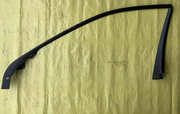 Mercedes-Benz C W203 Front door window/glass frame A2037250271