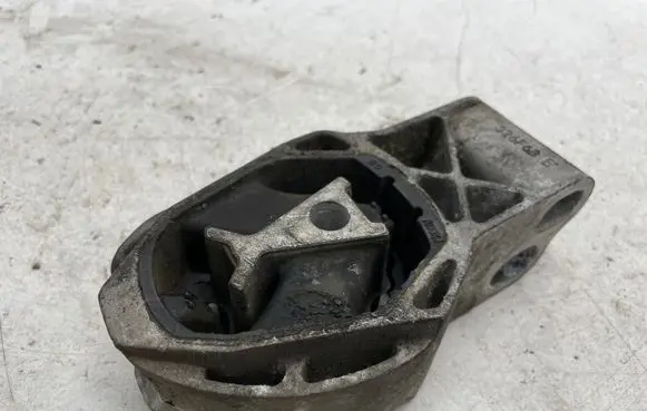 Volvo XC40 Engine mount bracket 326F68B
