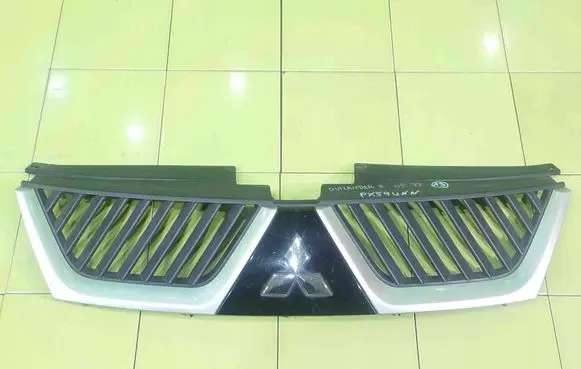 Mitsubishi Outlander Front bumper upper radiator grill 7450A038