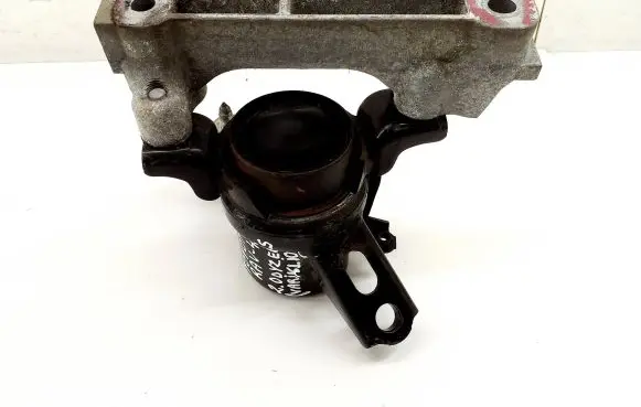 Toyota RAV 4 (XA40) Engine mount bracket