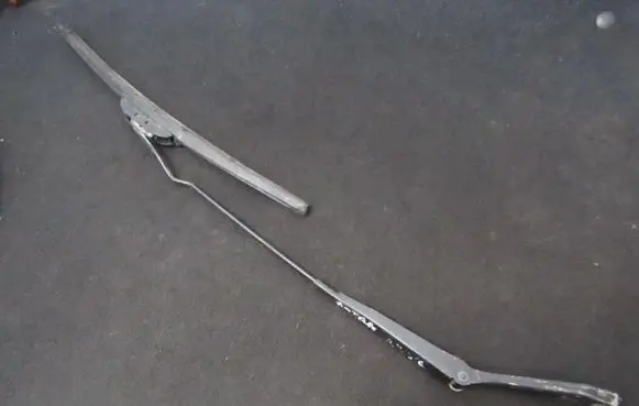 Front wiper blade arm