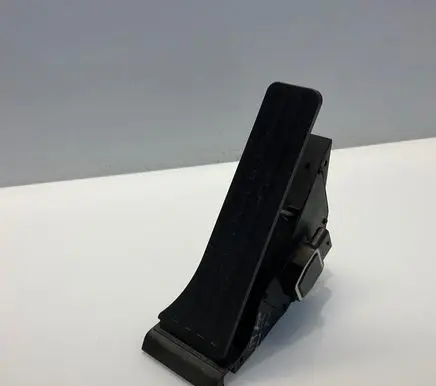 Mercedes-Benz E W212 Accelerator throttle pedal A2043000204 221009 0442
