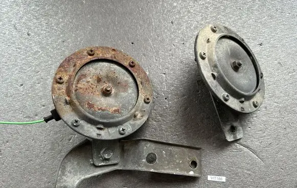 Nissan Patrol Y60 Horn signal 2561034J00