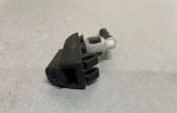 Windshield washer spray nozzle