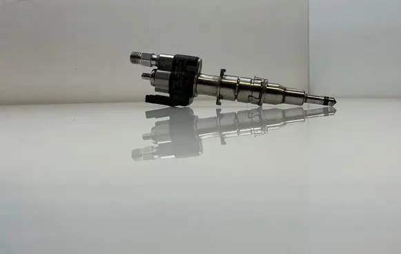 BMW 5 E60 E61 Fuel injector 7585261