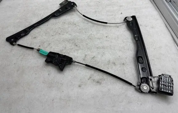 Tesla Model Y Front window lifting mechanism without motor 990234500 22032022M1
