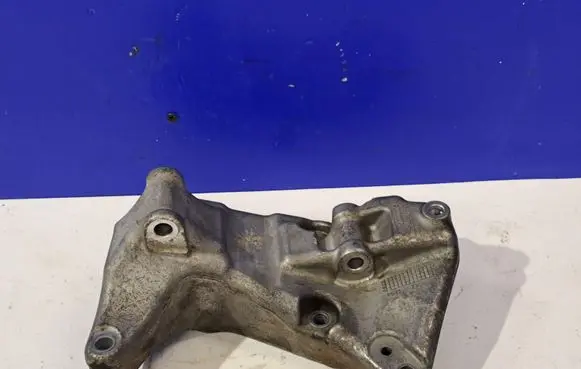 Volvo S60 Generator/alternator bracket 31401105 31430702