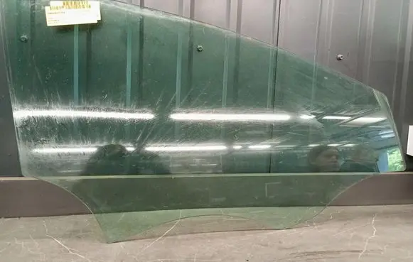 Seat Leon (1P) Front door window glass four-door