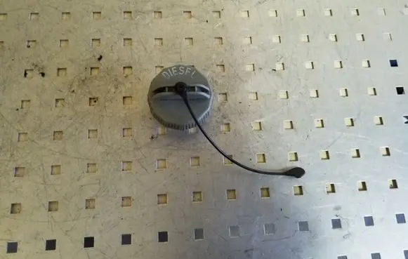 Mitsubishi L200 Fuel tank filler cap 