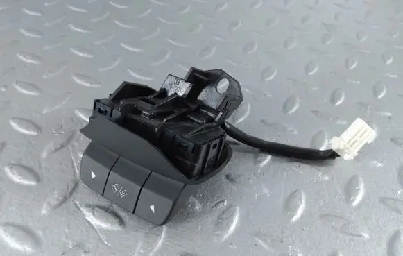 Steering wheel buttons/switches