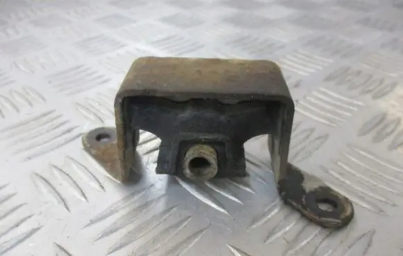 Toyota Avensis T220 Engine mounting bracket