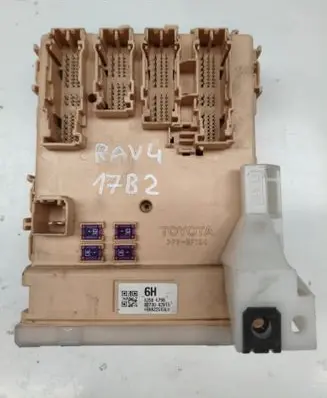 Toyota RAV 4 (XA40) Fuse box set 63586798 8273042811
