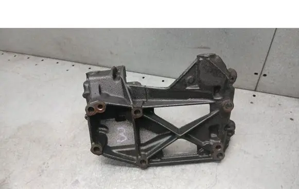 Citroen Xsara Picasso Generator/alternator bracket 
