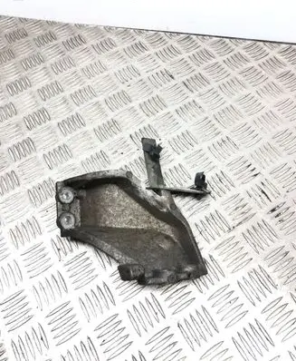 Nissan Primera Engine mounting bracket