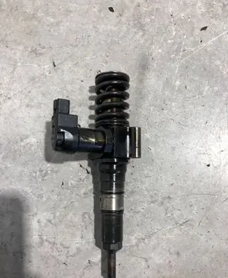 Volkswagen PASSAT B6 Fuel injector 03G130073T