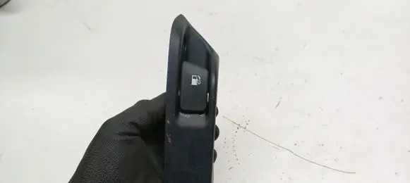 Toyota Prius (NHW20) Fuel tank opening switch
