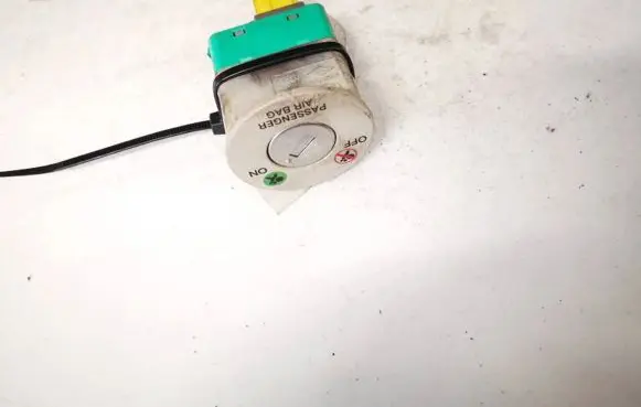 Hyundai Santa Fe Passenger airbag on/off switch 