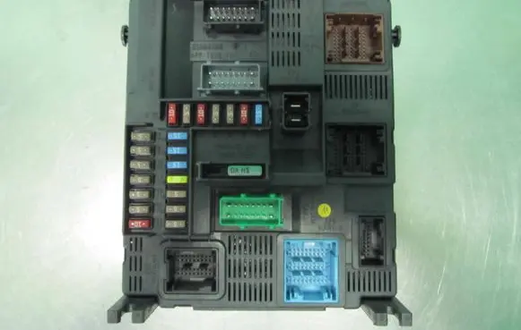 Peugeot 208 Fuse module 9678355980 E1092030 20130422