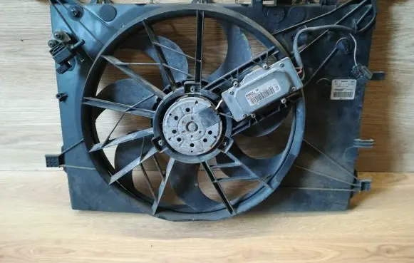 Volvo XC70 Radiator cooling fan shroud 30680547 0130303909 1137328081