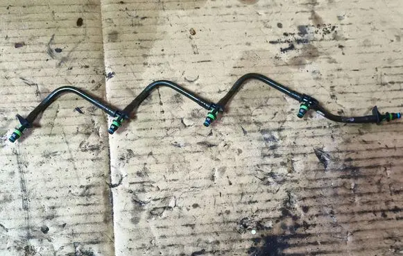 Ford Kuga II Fuel injector supply line/pipe 