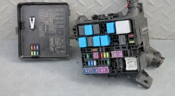Suzuki Grand Vitara II Fuse module