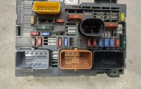Citroen C4 I Fuse module 9666700480