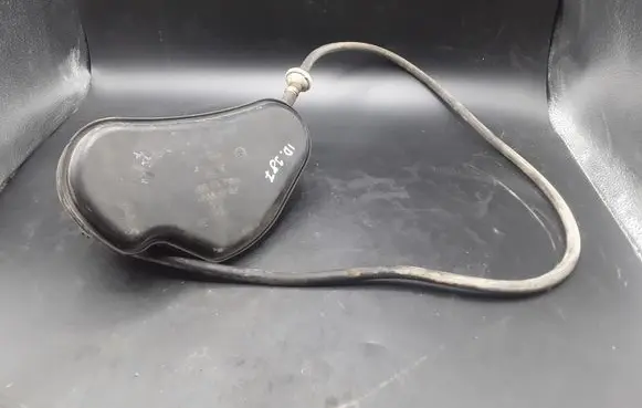 Audi A4 S4 B7 8E 8H Vacuum air tank 8D0131541B