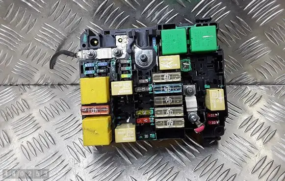Peugeot 208 Fuse module 42440002